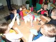 Karmniki dla ptaków powstały dziś w wieluńskiej bibliotece miejskiej